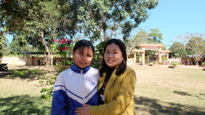 Cô giáo Lê Thị Thúy và học trò Hồ Thị Ơn. Ảnh: LC Cô giáo Lê Thị Thúy và học trò Hồ Thị Ơn. Ảnh: LC