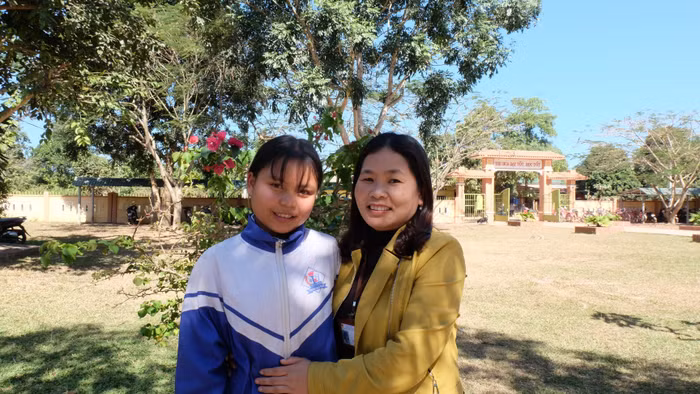 Cô giáo Lê Thị Thúy và học trò Hồ Thị Ơn. Ảnh: LC