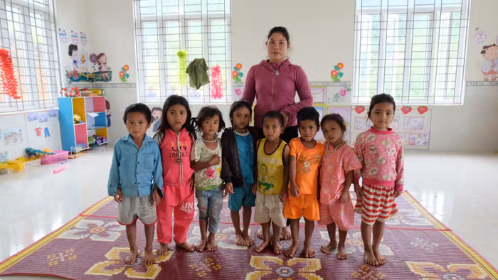 Cô giáo Hà và những đứa trẻ ở A Sau.