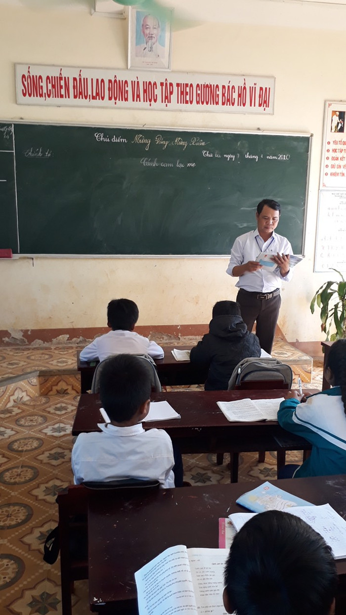 Ánh mắt của học trò đã giúp thầy giáo trẻ năm xưa vượt qua chính mình gắn bó với mảnh đất, ngôi trường vùng khó. Ảnh: LC Ánh mắt của học trò đã giúp thầy giáo trẻ năm xưa vượt qua chính mình gắn bó với mảnh đất, ngôi trường vùng khó. Ảnh: LC