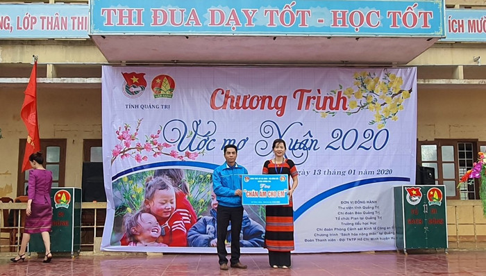 Đại diện nhà trường nhận phần quà "chăn ấm cho em". Đại diện nhà trường nhận phần quà "chăn ấm cho em".