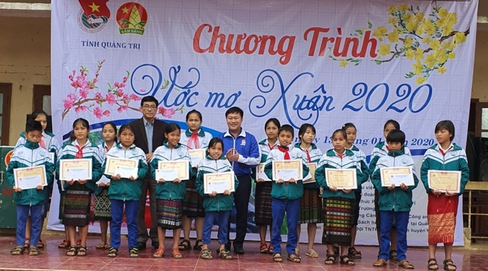 Những món quà là nguồn động viên, ý nghĩa cho các em học sinh vùng khó như Tiểu học Húc. Những món quà là nguồn động viên, ý nghĩa cho các em học sinh vùng khó như Tiểu học Húc.