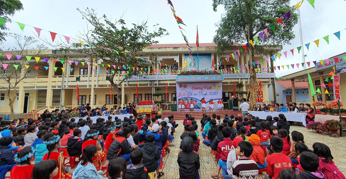 Tiết mục nghệ thuật do các em học sinh trường tiểu học Húc thực hiện. Tiết mục nghệ thuật do các em học sinh trường tiểu học Húc thực hiện.