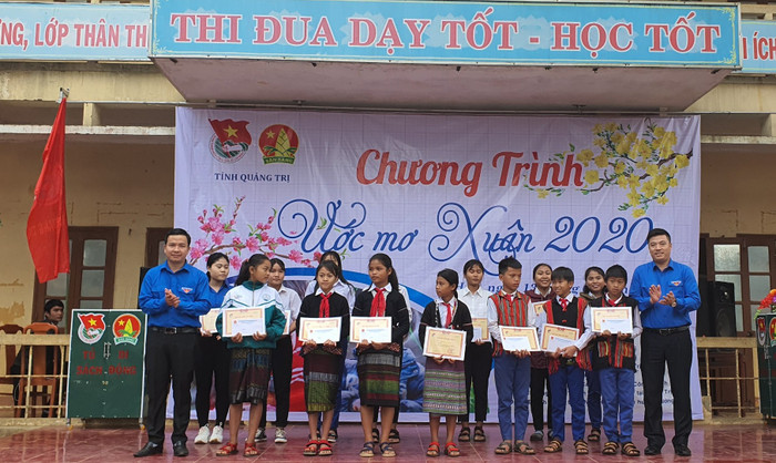 Học bổng là nguồn động viên lớn lao cho các em học sinh vùng khó. Học bổng là nguồn động viên lớn lao cho các em học sinh vùng khó.