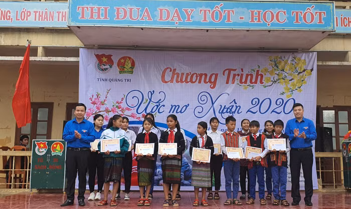 Học bổng là nguồn động viên lớn lao cho các em học sinh vùng khó. Học bổng là nguồn động viên lớn lao cho các em học sinh vùng khó.