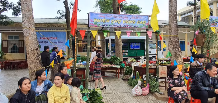 Phiên chợ vùng cao của các điểm trường tề tựu về trường chính, những sản vật địa phương đều được đảm bảm an toàn, vệ sinh, giá cả hợp lý. Phiên chợ vùng cao của các điểm trường tề tựu về trường chính, những sản vật địa phương đều được đảm bảm an toàn, vệ sinh, giá cả hợp lý.
