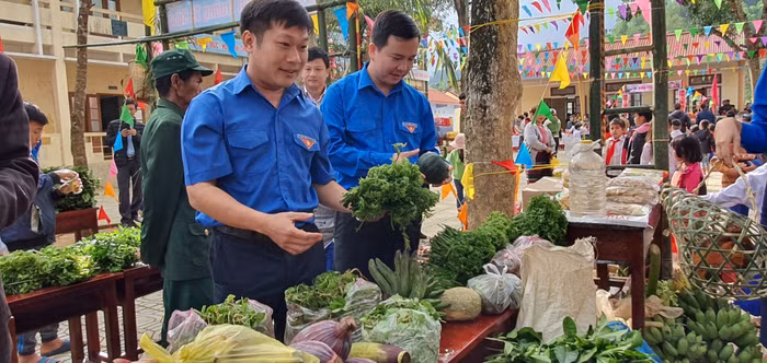 Các đại biểu mua hàng tại Phiên chợ "phiên chợ vùng cao" của các điểm trường. Các đại biểu mua hàng tại Phiên chợ "phiên chợ vùng cao" của các điểm trường.