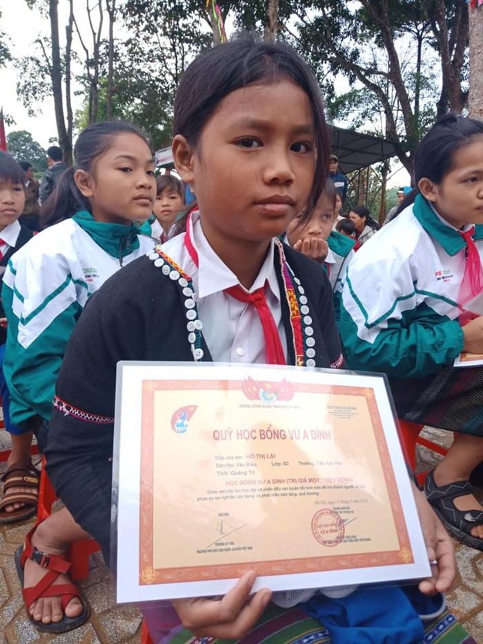 Niềm vui của em Hồ Thị Lại học sinh lớp 5G khi được nhận học bổng Vừ A Dính. Niềm vui của em Hồ Thị Lại học sinh lớp 5G khi được nhận học bổng Vừ A Dính.