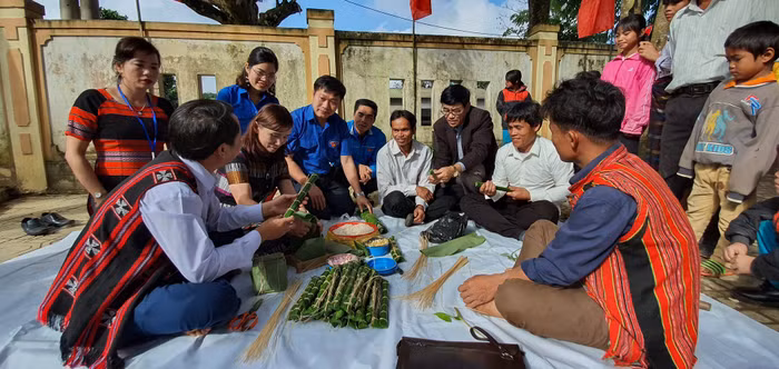 Các đại biểu tham gia được trải nghiệm gói bánh truyền thống của bà con dân tộc Vân Kiều. Các đại biểu tham gia được trải nghiệm gói bánh truyền thống của bà con dân tộc Vân Kiều.