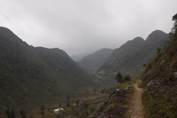 Tương lại các em xám xịt như màu của miền đá Hố Quáng Phìn. Ảnh: LC