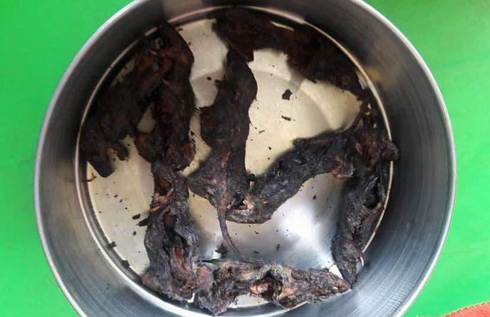 Chuột nướng còn nguyên lông là món ăn trưa của đến trường của các em.*