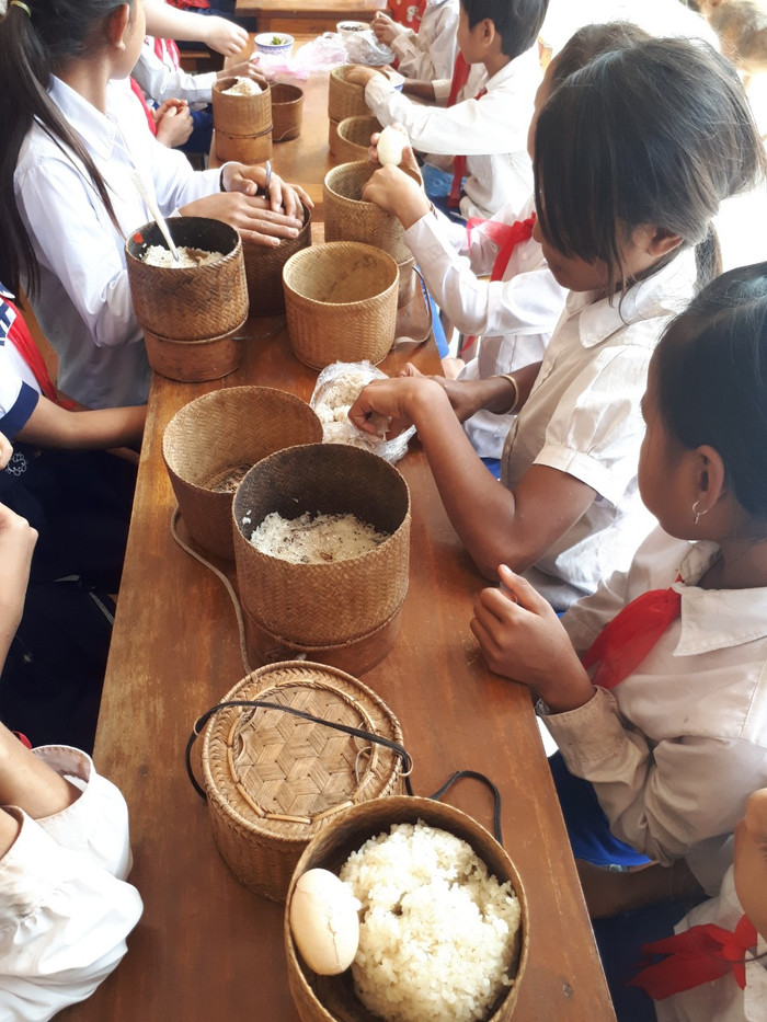 Sau giờ học, bàn học được các em &quot;tận dụng&quot; thành bàn ăn.