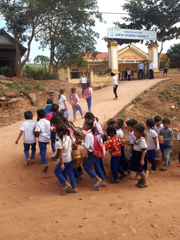 Điểm trường Thanh 4 cách trường chính 8km, các em đi lại vất vả, khó khăn. Tại điểm Thanh 4 có 178 em học sinh theo học. Cơ sở vật chất có thể gọi là tạm ổn để phục vụ công tác giảng dạy và học tập.