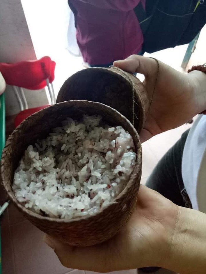 Có em chỉ có cơm không...*