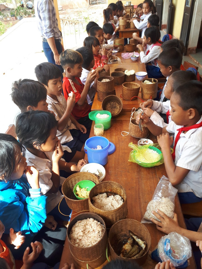 Hiếm lắm mới có em có chút cá nướng, còn lại là cơm trắng được đựng trong túi ni - lông.