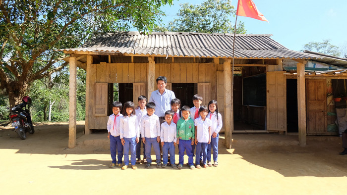 Đây sẽ là năm học cuối cùng các em học sinh phải học trong lớp học tạm này. Năm sau, các em sẽ về trường trung tâm cách đó gần 20km để học tập, Đây sẽ là năm học cuối cùng các em học sinh phải học trong lớp học tạm này. Năm sau, các em sẽ về trường trung tâm cách đó gần 20km để học tập,
