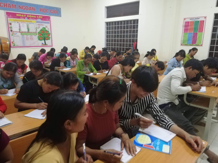 Người dân xã Húc từ các thôn làng xa xôi vẫn đến với các lớp học xóa mù, biết cái chữ để cuộc đời khá hơn, góp phần xây dựng quê hương. Ảnh: LC Người dân xã Húc từ các thôn làng xa xôi vẫn đến với các lớp học xóa mù, biết cái chữ để cuộc đời khá hơn, góp phần xây dựng quê hương. Ảnh: LC