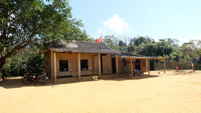 Điểm trường thôn Hùn 2 của thầy giáo người Vân Kiều - Hồ Văn Hải. Điểm trường thôn Hùn 2 của thầy giáo người Vân Kiều - Hồ Văn Hải.