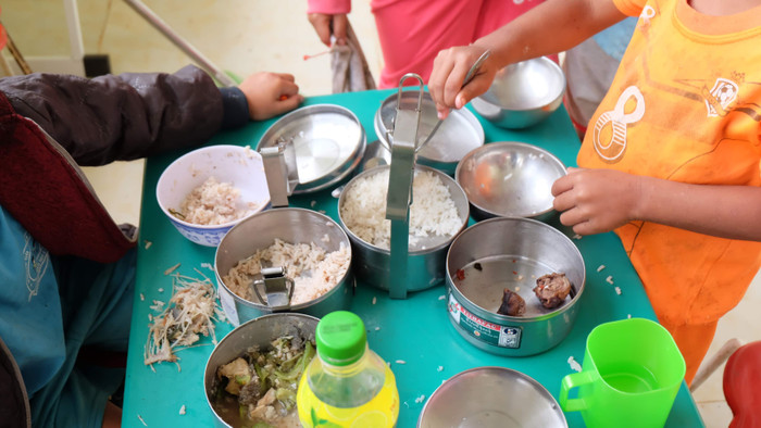 Bữa cơ các con còn đơn sơ, thiếu thốn. Bữa cơ các con còn đơn sơ, thiếu thốn.