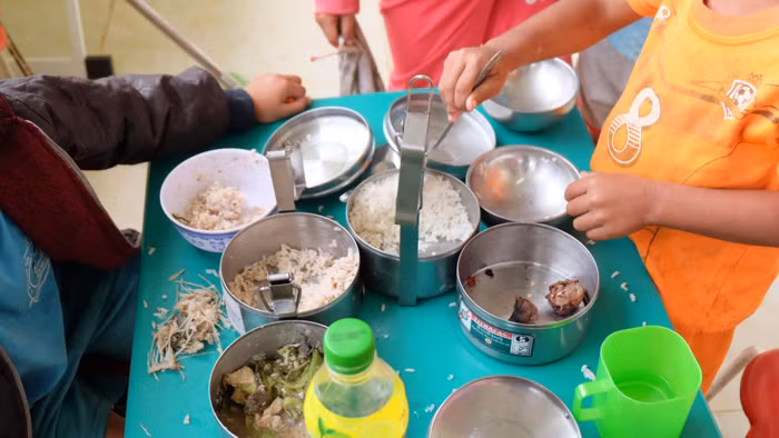 Bữa cơ các con còn đơn sơ, thiếu thốn.