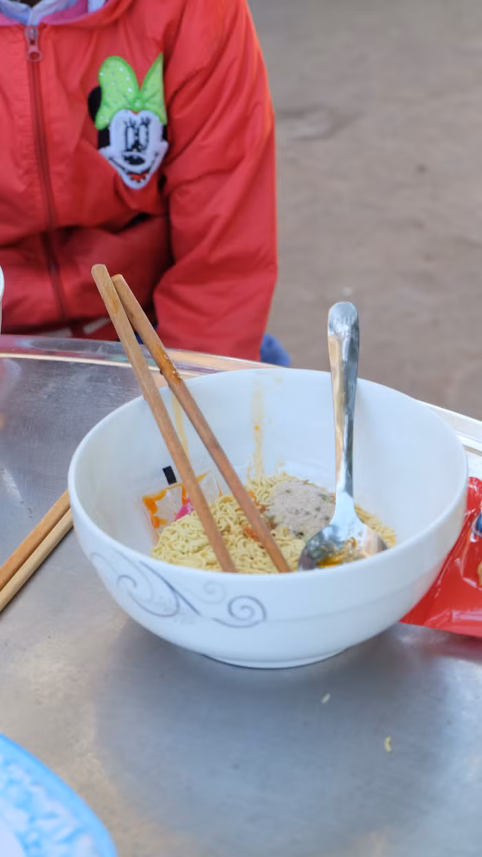 Mì tôm là món ăn không phải lúc nào cũng có, có khi các cô giáo phải mua cho học trò.