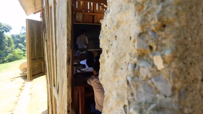 Cột bê tông gần như sắp sập.