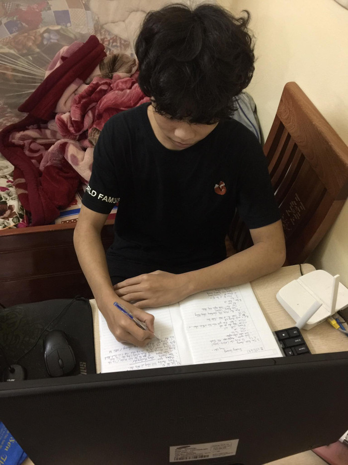 Hoàng Anh làm phiếu bài tập do cô giáo giao. Ảnh: Nhân vật cung cấp