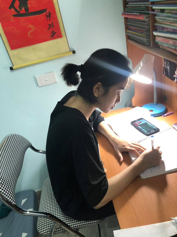 Như Quỳnh xem lại video dạy học trên truyền hình. Ảnh: Nhân vật cung cấp.