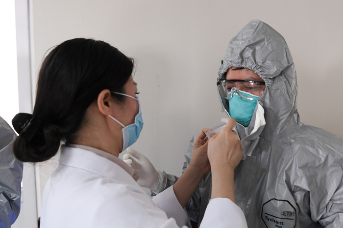 Trước khi vào thăm các bệnh nhân mắc Covid -19 đang điều trị, đoàn đã thực hiện các biện pháp bảo hộ y tế.