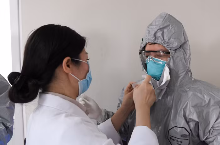 Trước khi vào thăm các bệnh nhân mắc Covid -19 đang điều trị, đoàn đã thực hiện các biện pháp bảo hộ y tế.