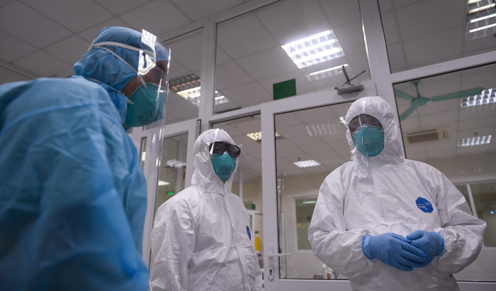 Với môi trường rày đặc virut, các thành viên của Bộ Y tế phải mặc rất nhiều đồ bảo hộ đảm bảo an toàn y tế.