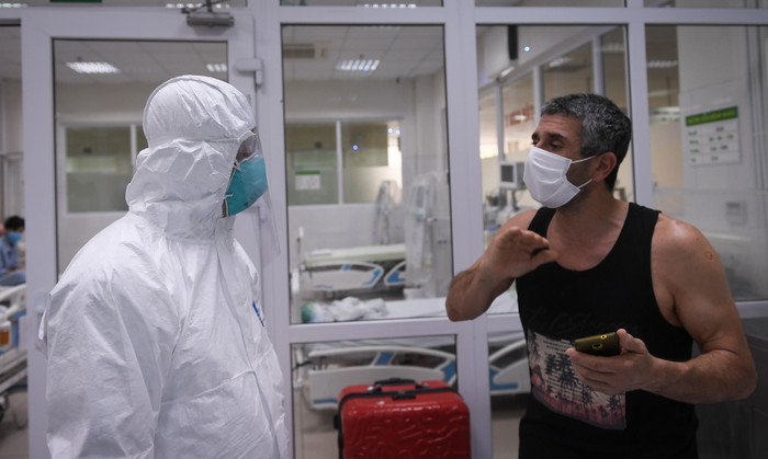 Tại Khoa Cấp cứu, thứ trưởng cũng gặp gỡ và trao đôit, tháo gỡ những vướng mắc với một bệnh nhân người Pháp.