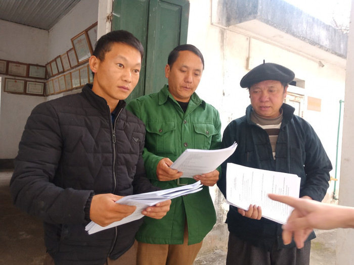 Nhà trường phối hợp với phụ huynh, chính quyền địa phương phân phát các bài ôn tập cho các em học sinh. Nhà trường phối hợp với phụ huynh, chính quyền địa phương phân phát các bài ôn tập cho các em học sinh.