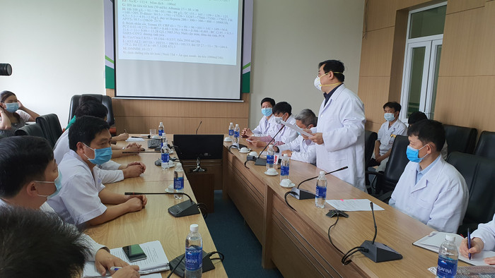 Đoàn làm việc phân tích, đánh giá tình hình cụ thể.