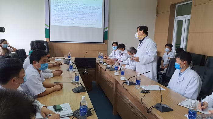 Đoàn làm việc phân tích, đánh giá tình hình cụ thể.