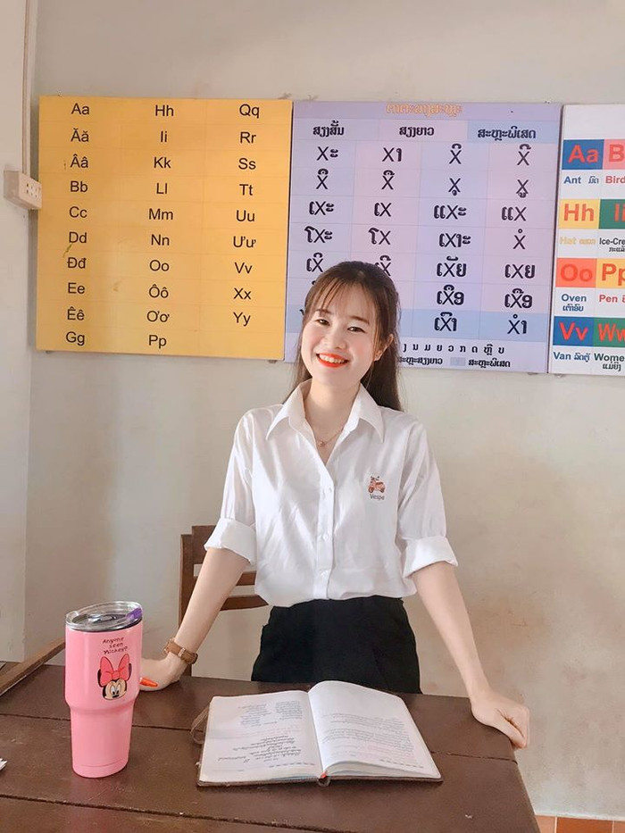 Hình ảnh cô giáo Ly Ly tại lớp học tiếng Việt tại nước bạn Lào. Ảnh: FB nhân vật Hình ảnh cô giáo Ly Ly tại lớp học tiếng Việt tại nước bạn Lào. Ảnh: FB nhân vật