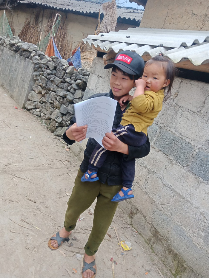 Nghỉ học, học sinh miền núi phải tham gia nhiều công việc giúp cha mẹ, trong đó có cả trông em. Nghỉ học, học sinh miền núi phải tham gia nhiều công việc giúp cha mẹ, trong đó có cả trông em.