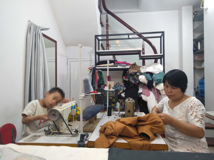 Bé D. lên cửa hàng với chị Hương, bé cũng khá nghịch nhưng có đã được đi học nên cũng đỡ phần nào. Ảnh. Thanh Hoa Bé D. lên cửa hàng với chị Hương, bé cũng khá nghịch nhưng có đã được đi học nên cũng đỡ phần nào. Ảnh. Thanh Hoa