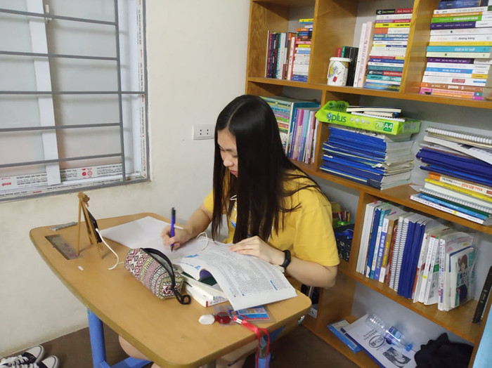 Phương Linh tranh thủ tự học tại nhà trog thời gian nghỉ chống dịch. Ảnh nhân vật cung cấp