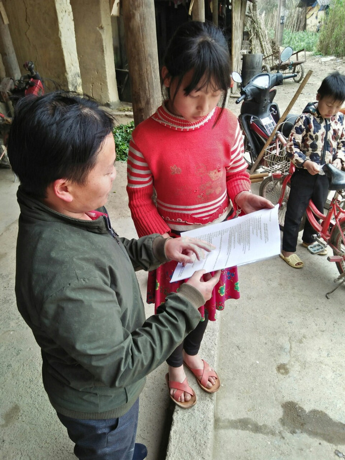 Bên cạnh thầy cô giáo tại trường, phụ huynh học sinh cũng tích cực nhắc nhở các em ôn luyện đúng hướng dẫn của ngành giáo dục. Bên cạnh thầy cô giáo tại trường, phụ huynh học sinh cũng tích cực nhắc nhở các em ôn luyện đúng hướng dẫn của ngành giáo dục.