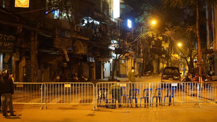 Cơ quan chức năng lập rào chắn, khoanh vùng khu phố để thực hiện các biện pháp phòng chống dịch theo quy định. Ảnh: moh.gov.vn Cơ quan chức năng lập rào chắn, khoanh vùng khu phố để thực hiện các biện pháp phòng chống dịch theo quy định. Ảnh: moh.gov.vn