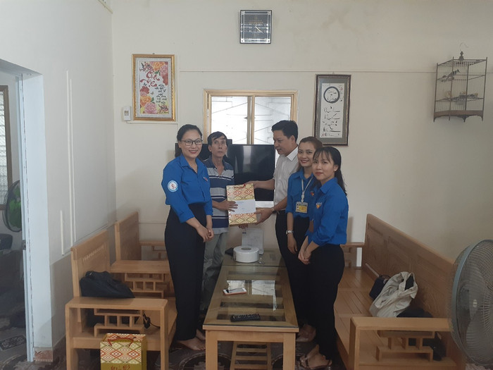 Đoàn thăm và tặng quà bác Hoàng Thiên Phụng, cựu chiến binh từng chiến đấu tại đảo Gạc Ma năm 1988.