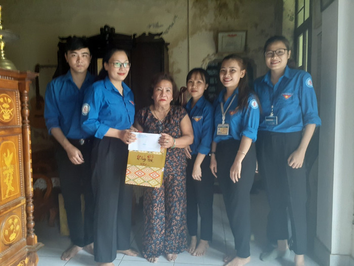 Đoàn trường Đông Hà tặng quà tri ân mẹ của liệt sĩ Hoàng Ánh Đông hi sinh tại đảo Gạc Ma năm 1988.