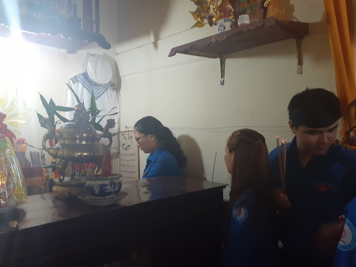 Đại diện thế hệ trẻ trường Đông Hà thắp hương tưởng nhớ liệt sĩ Hoàng Ánh Đông.