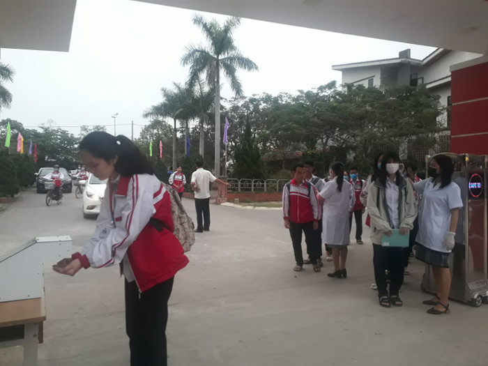 Các bạn trường Lê Quý Đôn sử dụng chiếc máy rửa tay khử khuẩn tự động của Phúc Hiếu. Ảnh: Trường Lê Quý Đôn Các bạn trường Lê Quý Đôn sử dụng chiếc máy rửa tay khử khuẩn tự động của Phúc Hiếu. Ảnh: Trường Lê Quý Đôn