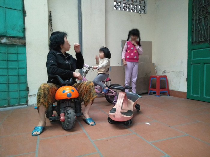 Bà nội trở thành người trông trẻ bất đắc dĩ nhà cho các con nhà chị Hường. Ảnh: Thanh Hoa Bà nội trở thành người trông trẻ bất đắc dĩ nhà cho các con nhà chị Hường. Ảnh: Thanh Hoa