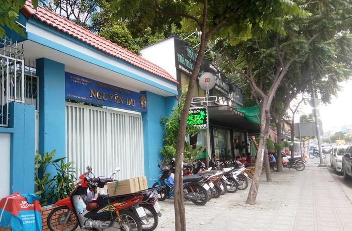 Quán bán trà sữa trước trường Trung học phổ thông Nguyễn Du. (Ảnh: H.L) Quán bán trà sữa trước trường Trung học phổ thông Nguyễn Du. (Ảnh: H.L)