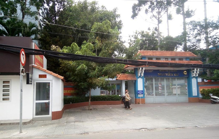 Trường Trung học phổ thông Nguyễn Du và kios cho Ủy ban nhân dân phường 15 mượn. (Ảnh: H.L) Trường Trung học phổ thông Nguyễn Du và kios cho Ủy ban nhân dân phường 15 mượn. (Ảnh: H.L)