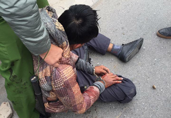 Đối tượng ngáo đá sau khi chém người đã bị khống chế Đối tượng ngáo đá sau khi chém người đã bị khống chế