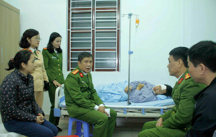Lãnh đạo Công an quận Hồng Bàng thăm Phó công an phường Trại Chuối bị đối tượng ngáo đá tấn công Lãnh đạo Công an quận Hồng Bàng thăm Phó công an phường Trại Chuối bị đối tượng ngáo đá tấn công
